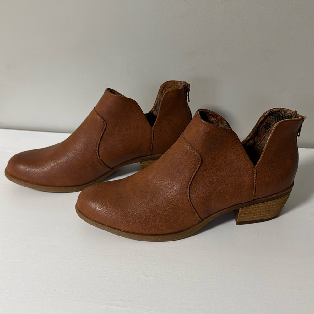 B.o.c woman’s Lucy boot in tan color